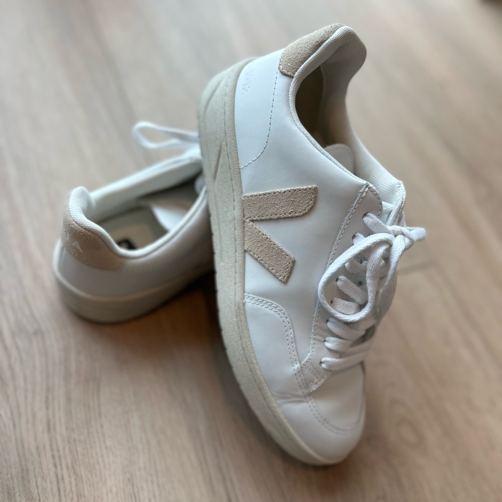 Veja gender inclusive sneaker beige and white